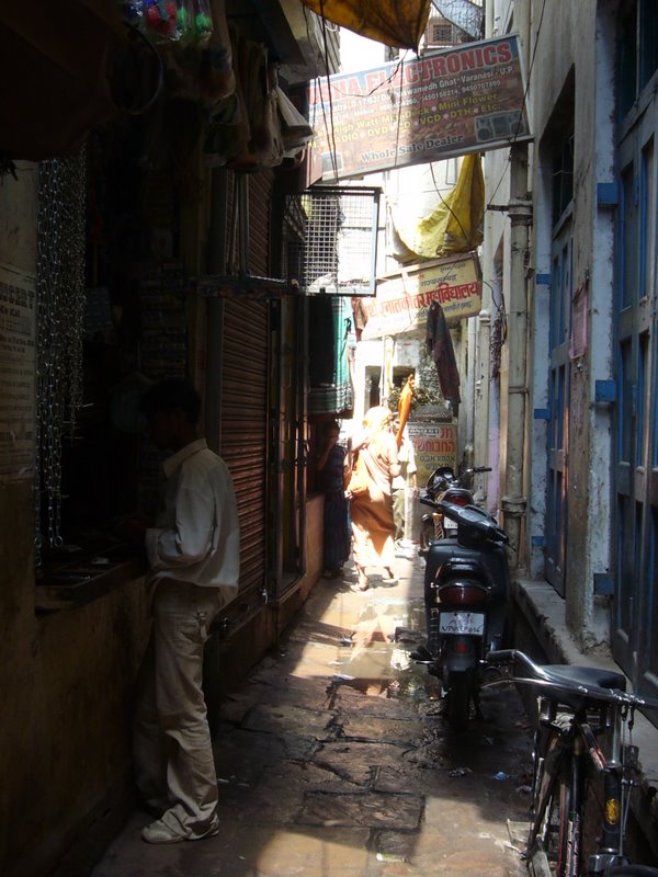 Travel - India - Varanasi - Narrow Backstreets